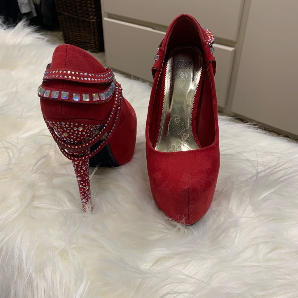 HOT Red Heels w Rhinestones